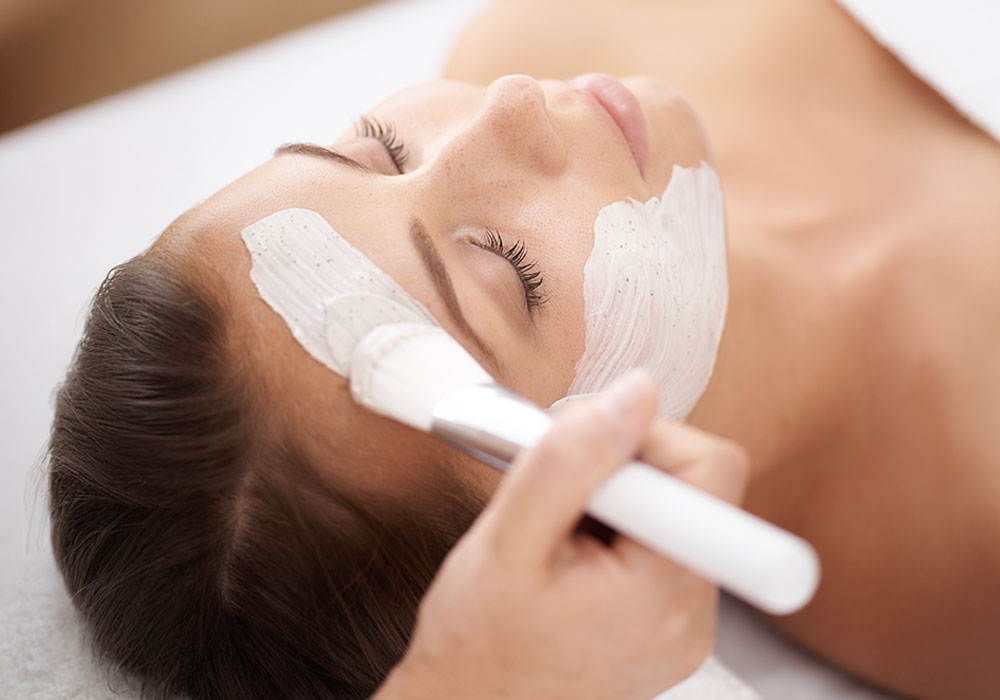 Het hoofdmerk in de salon is "Puurr skincare" 95-100 % van natuurlijke oorsprong zonder onnodige en hormoonverstorende ingrediënten, zonder allergene parfum en vegan